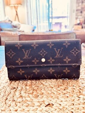 Beautiful vintage, Louis Vuitton monogram, international bifold wallet